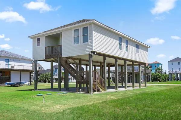 13031 Coronado Dr, Freeport, TX 77541