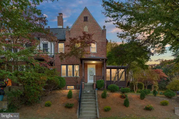 1533 FOXHALL RD NW, Washington, DC 20007