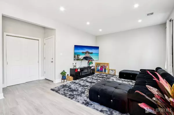 13 Caldwell RD, Edison, NJ 08817