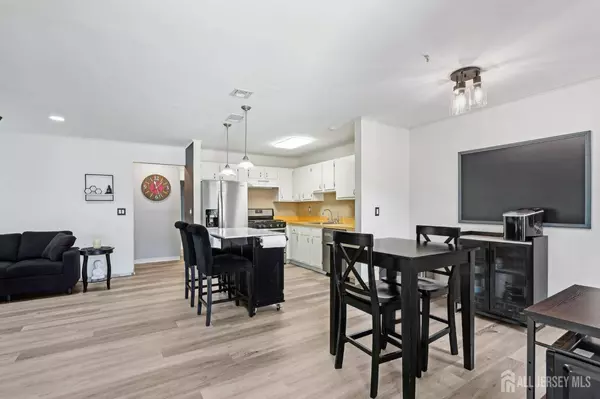 300 Larkspur LN, Jackson, NJ 08527