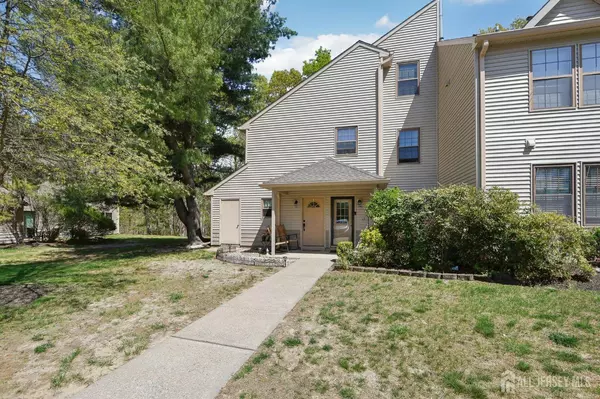 300 Larkspur LN, Jackson, NJ 08527