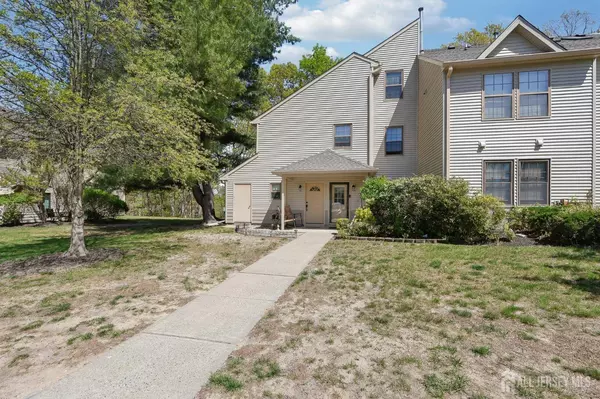 300 Larkspur LN, Jackson, NJ 08527