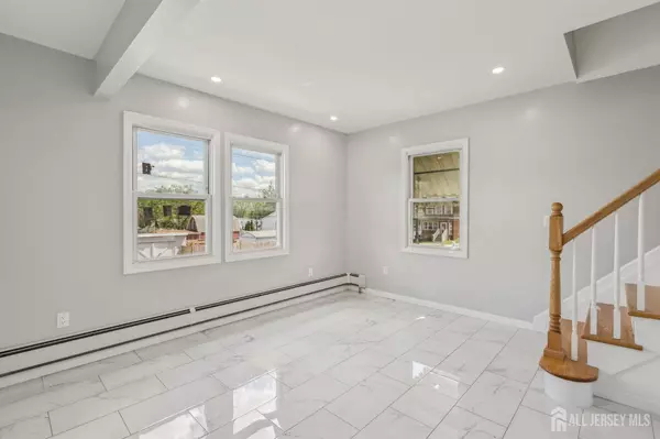 15 Frazer ST, Fords, NJ 08863