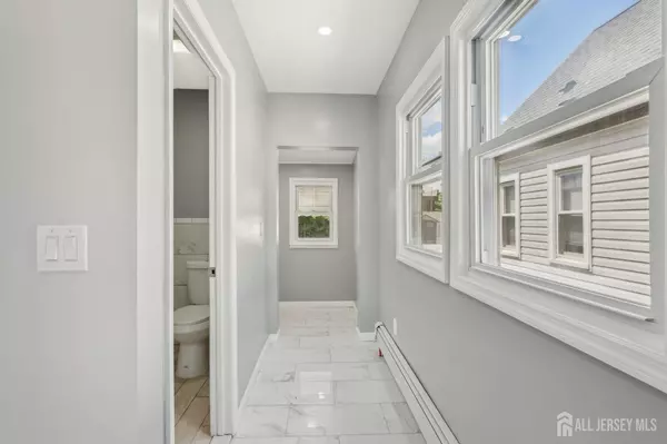 15 Frazer ST, Fords, NJ 08863