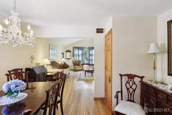 11 Beechwood AVE, Metuchen, NJ 08840