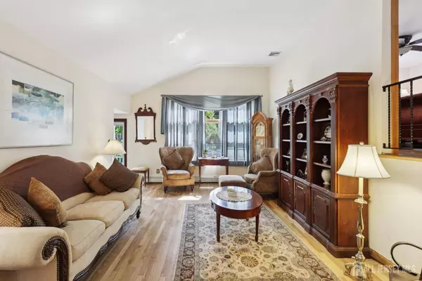 11 Beechwood AVE, Metuchen, NJ 08840