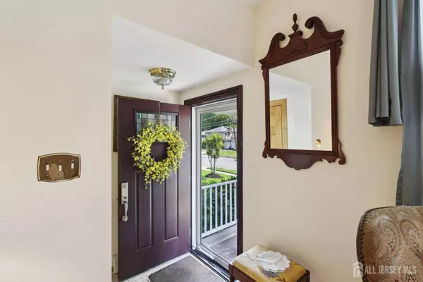 11 Beechwood AVE, Metuchen, NJ 08840