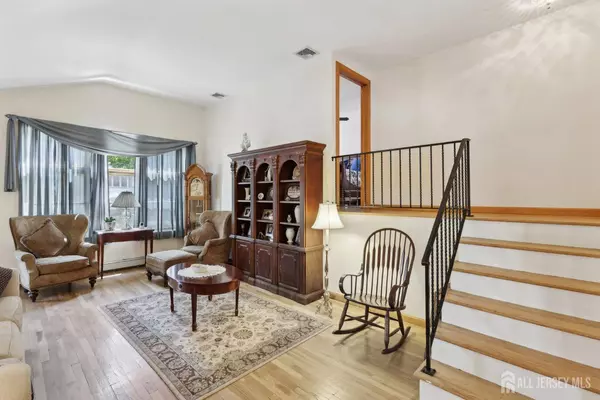 11 Beechwood AVE, Metuchen, NJ 08840