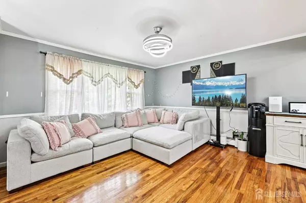 16 Kerschner LN, East Brunswick, NJ 08816