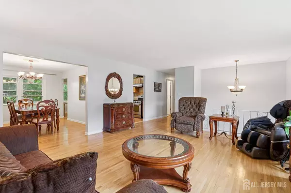 28 Thomas RD, East Brunswick, NJ 08816