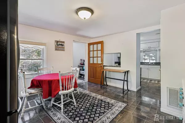 5 Claytons LN, Manalapan, NJ 07726