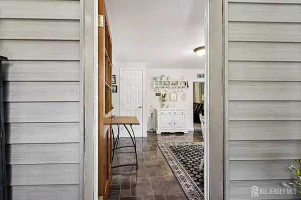 5 Claytons LN, Manalapan, NJ 07726