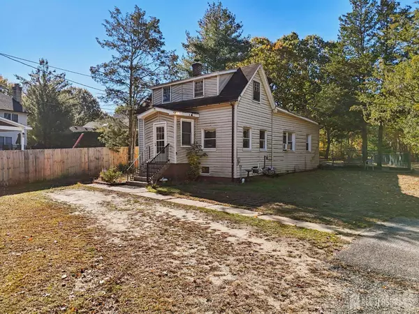 5 Claytons LN, Manalapan, NJ 07726