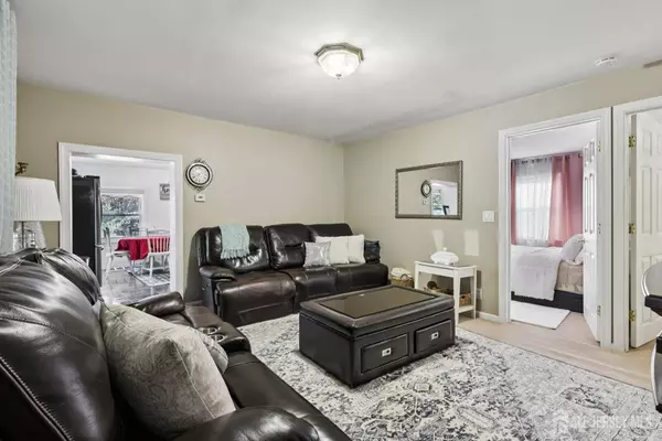 5 Claytons LN, Manalapan, NJ 07726