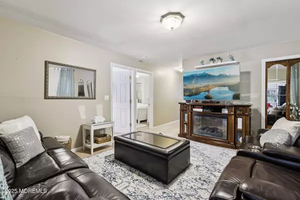 5 Claytons Lane, Manalapan, NJ 07726