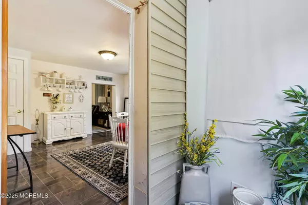 5 Claytons Lane, Manalapan, NJ 07726