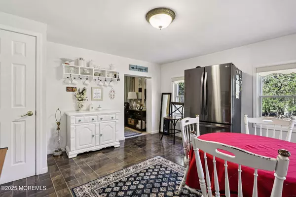 5 Claytons Lane, Manalapan, NJ 07726