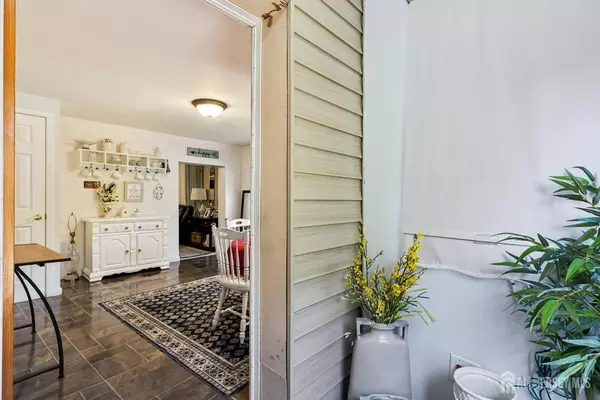 5 Claytons LN, Manalapan, NJ 07726