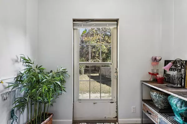 5 Claytons LN, Manalapan, NJ 07726