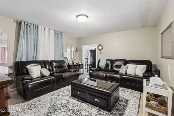 5 Claytons Lane, Manalapan, NJ 07726