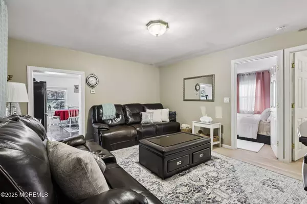 5 Claytons Lane, Manalapan, NJ 07726