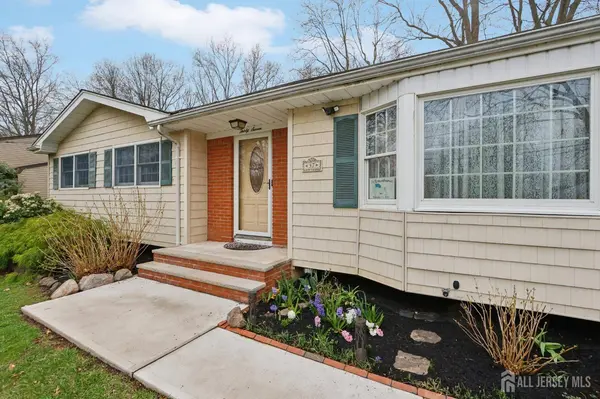 37 Dale DR, Edison, NJ 08820