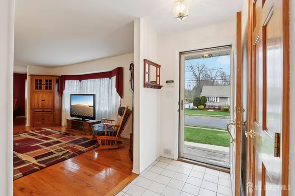 37 Dale DR, Edison, NJ 08820