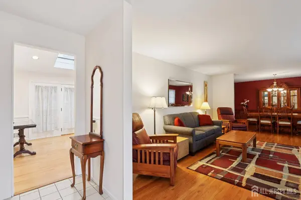 37 Dale DR, Edison, NJ 08820