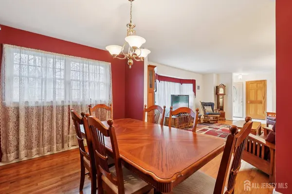 37 Dale DR, Edison, NJ 08820