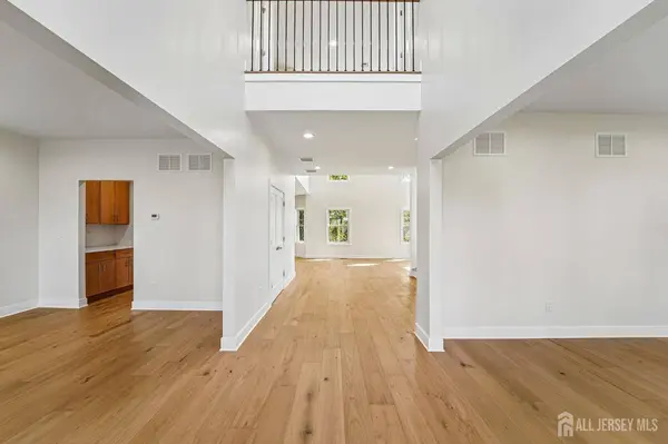 11 Scarlet DR, Piscataway, NJ 08854