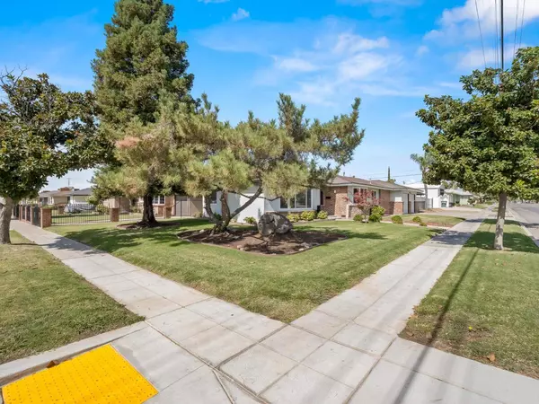 2705 N West AVE, Fresno, CA 93705