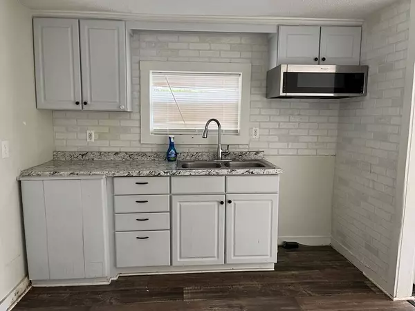 209 N West, Hahira, GA 31632