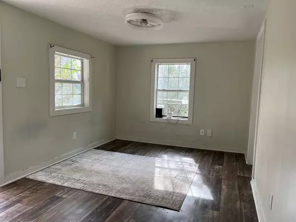 209 N West, Hahira, GA 31632