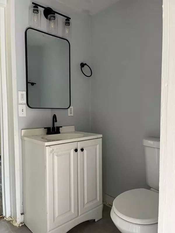 209 N West, Hahira, GA 31632