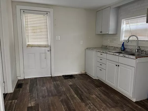 209 N West, Hahira, GA 31632