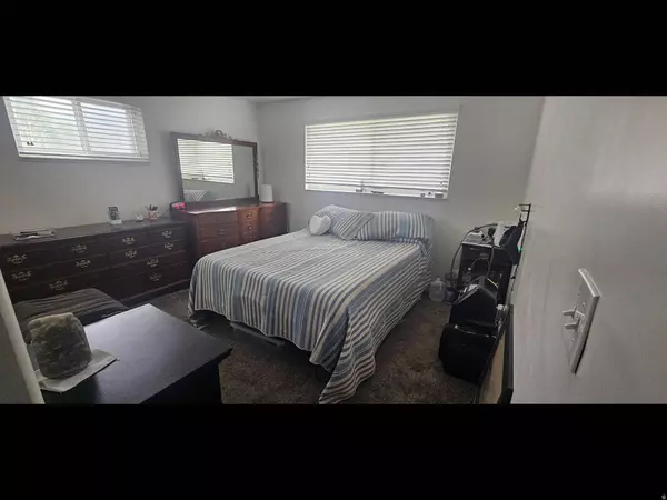 2132 W 800 N, Clinton, UT 84015