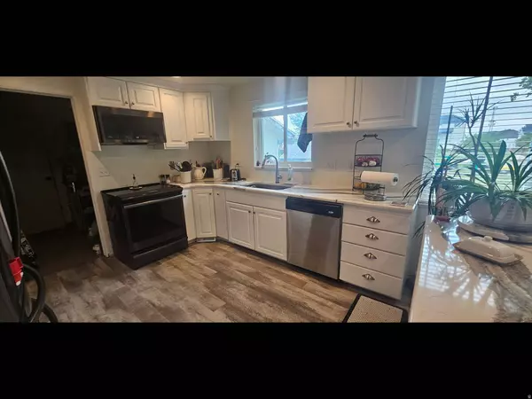 2132 W 800 N, Clinton, UT 84015