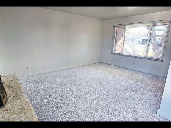 1033 E 825 N, Layton, UT 84040