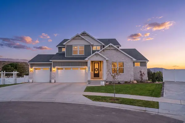 686 W EAGLECREST CIR