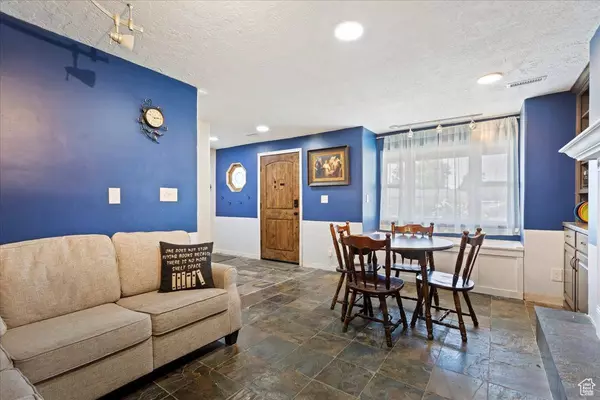 794 N VALERIA DR E, Layton, UT 84041