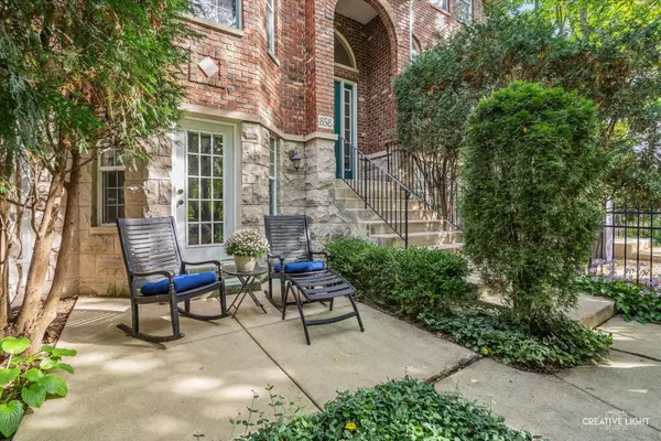 858 Shandrew Dr, Naperville, IL 60540-8223