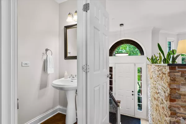 858 Shandrew Dr, Naperville, IL 60540-8223