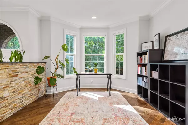 858 Shandrew Dr, Naperville, IL 60540-8223