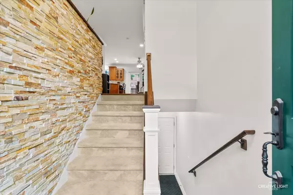 858 Shandrew Dr, Naperville, IL 60540-8223