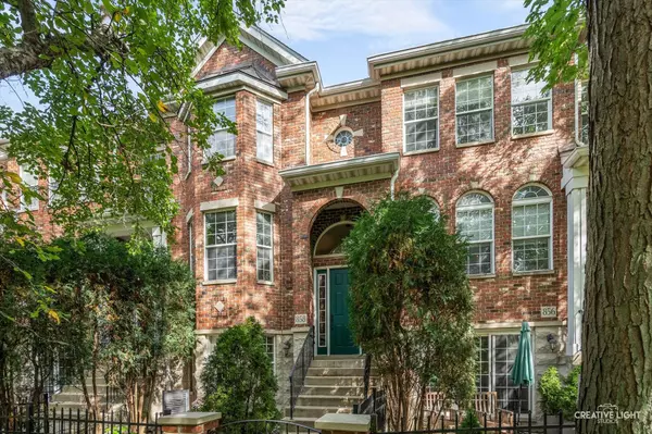 858 Shandrew Dr, Naperville, IL 60540-8223