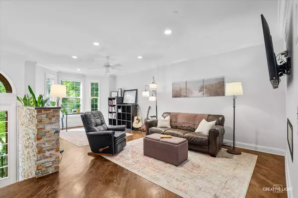 858 Shandrew Drive, Naperville, IL 60540