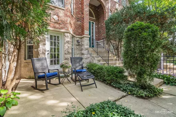 858 Shandrew Drive, Naperville, IL 60540