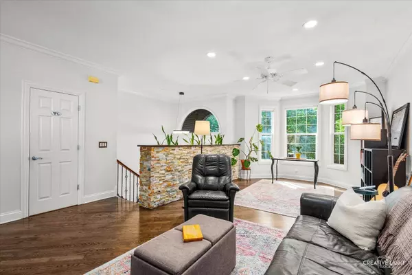 858 Shandrew Drive, Naperville, IL 60540