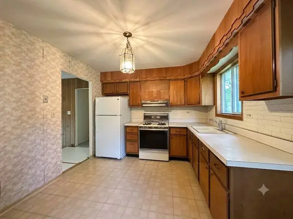 8119 Eastwood LN, Woodridge, IL 60517