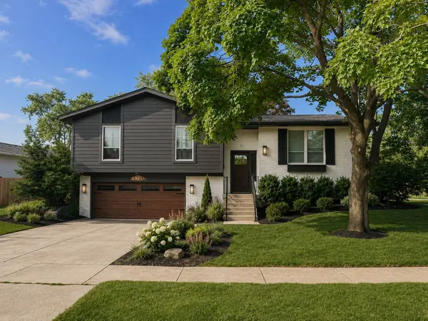 8119 Eastwood LN, Woodridge, IL 60517